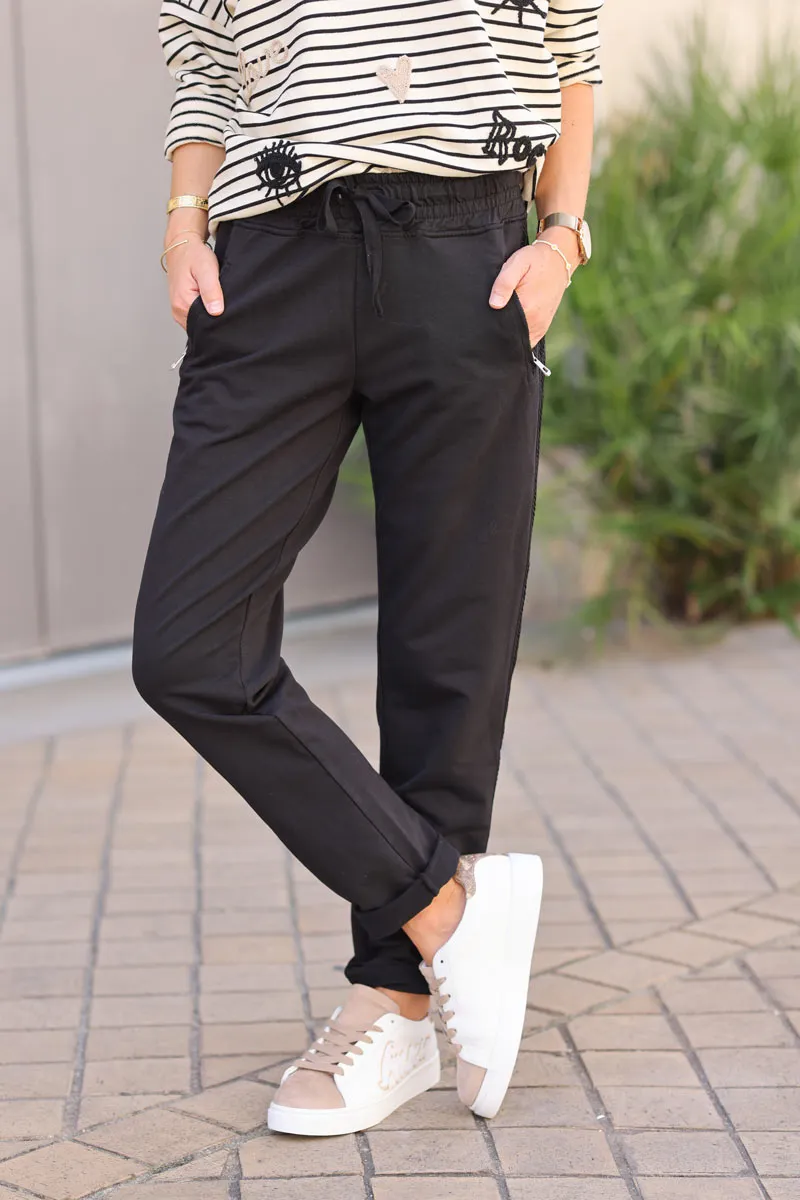 Jogging noir en coton ceinture élastique et poches zips liseré broderie chevrons