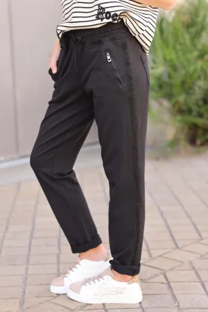 Jogging noir en coton ceinture élastique et poches zips liseré broderie chevrons
