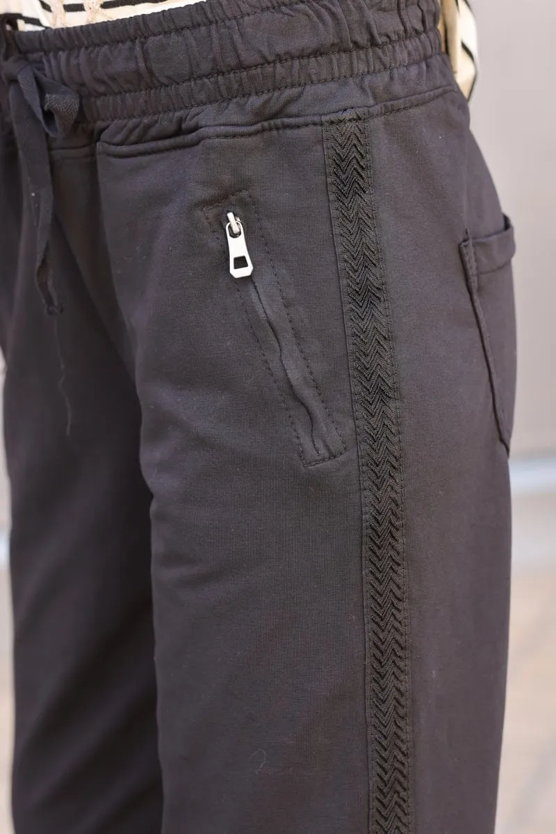 Jogging noir en coton ceinture élastique et poches zips liseré broderie chevrons