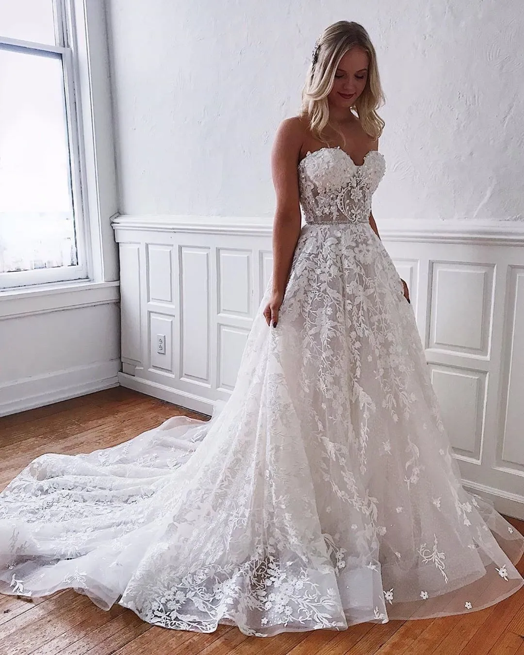 Stunning Sweetheart Aline Wedding Dress Sleeveless Tulle Lace Bridal Dress with Appliques